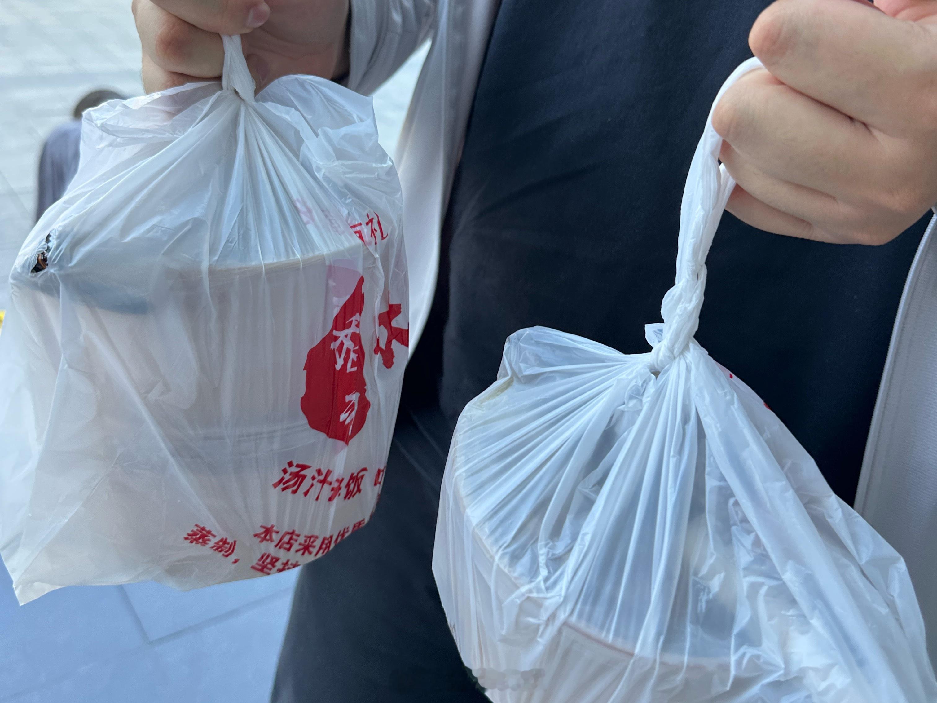 中午点的外卖骑手没放到外卖柜下楼拿的时候不见了[泪奔][泪奔]然后小伙伴的也送错