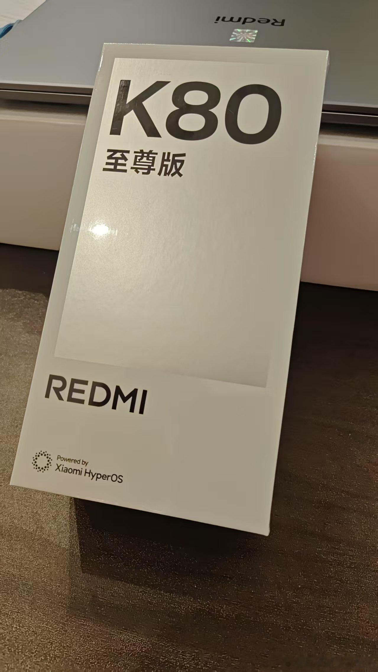 红米K80至尊是我最新的主力手机，这款手机到手后的第一感受是非常是清爽简约，前后