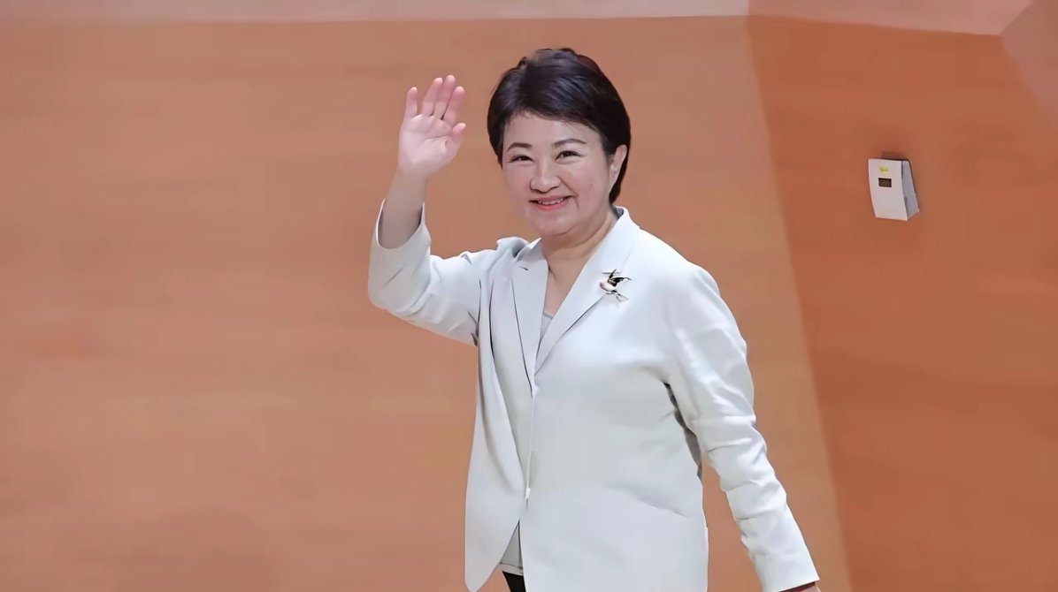 卢秀燕被问及“日菲划界谈判”这一事关渔权与主权的大事，竟以“笑而不答”草草带过，