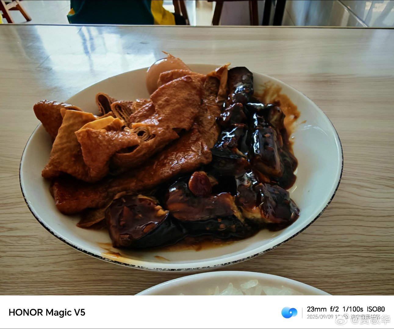午饭去吃甏肉干饭，这也是我们当地的特色美食啦。 ​​​