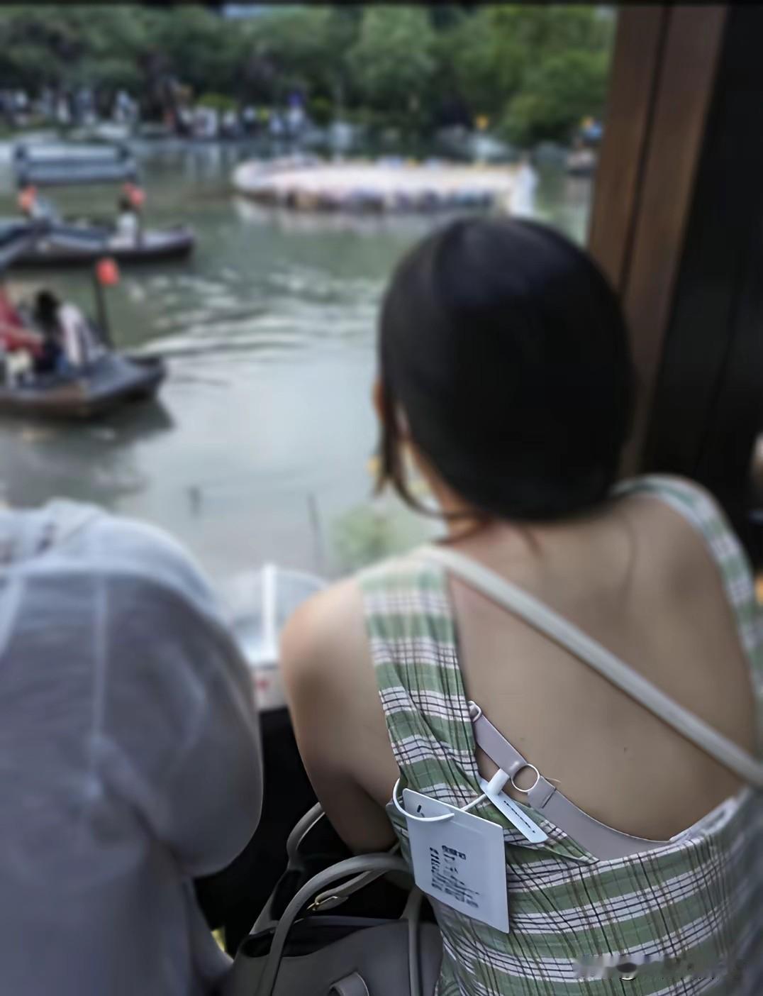 现在有些人把“7天无理由退货”玩成了“免费租衣券”，真是让人膈应得慌。
 
出去