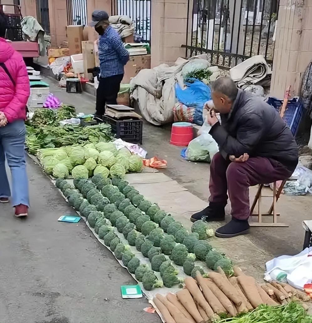 不能摆摊私自卖菜了？
2026年2月1日，一项和家家户户都有关的新规正式生效，关