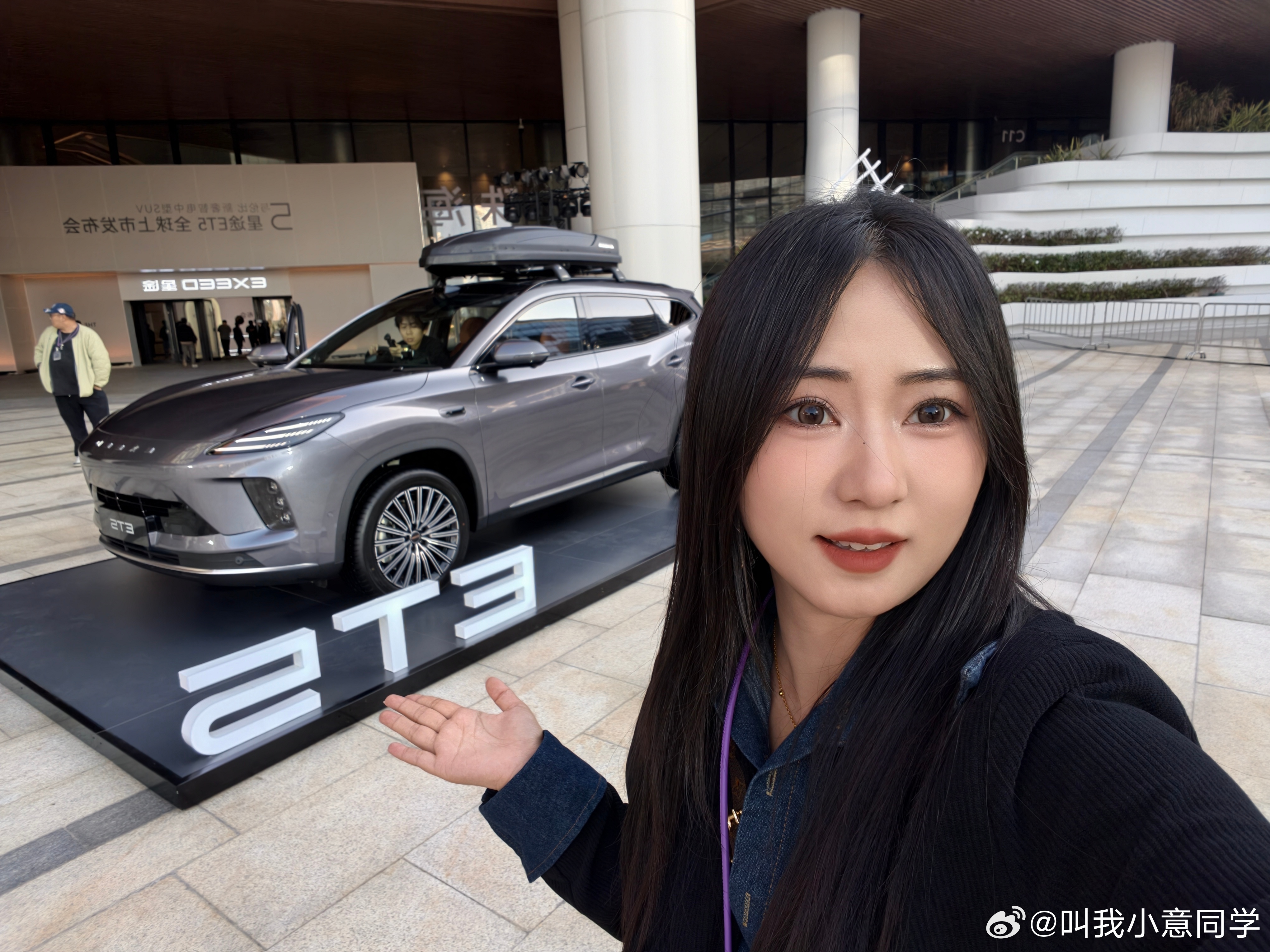 带大家提前参观星途ET5全球上市发布会现场！整个会场是时尚精品街区的设计风格，外