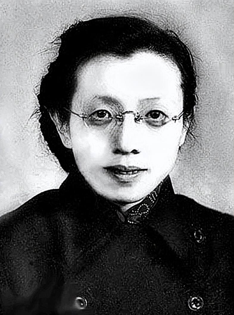 南京解放后，一个阔太太乘坐吉普车来到35军军部，对门口的守卫说：“我是陈修良，请