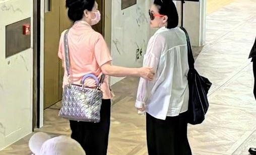 56岁还能被夸“像没被生活欺负过”，这到底是保养到位，还是命真的太好？

小S和