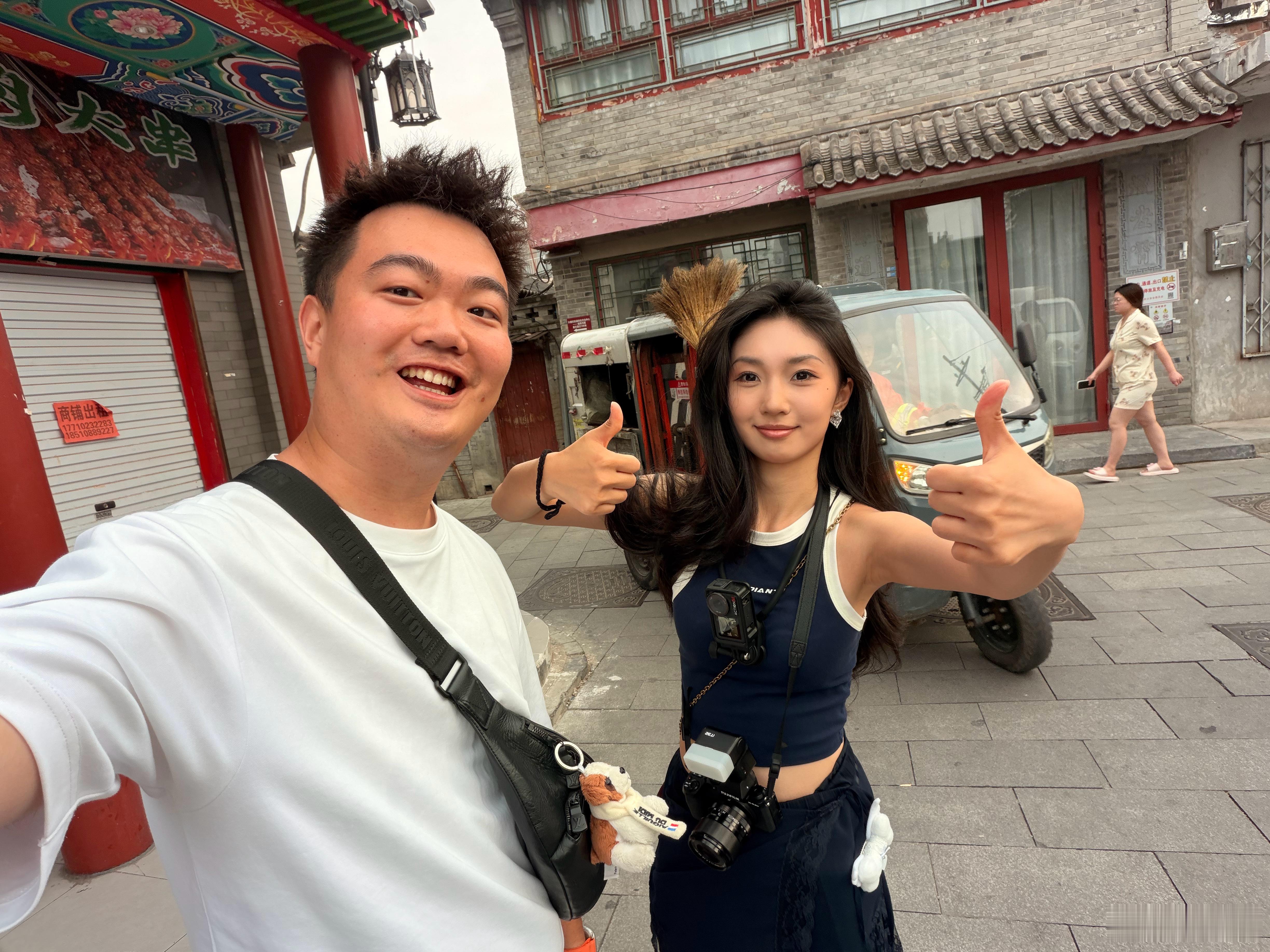 今天和来北京胡同拍照我对她那天说的街拍真的挺看好，而且她是个执行力超强的人，我特