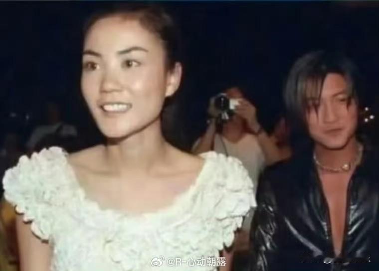 谢霆锋和王菲两人被公众称为“神仙爱情”，是因为他们俩呈现了一种罕见的"反世俗"亲