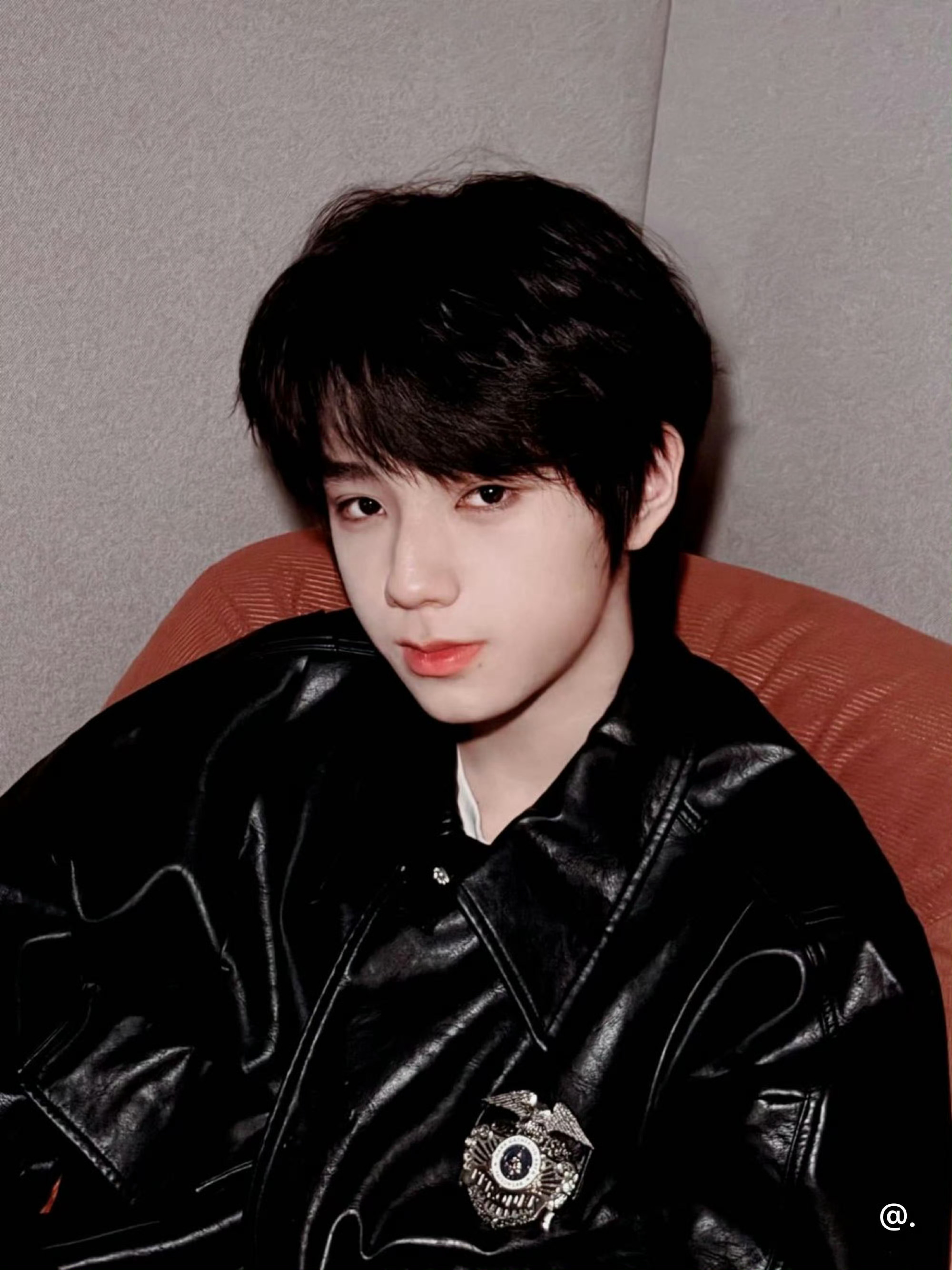 王橹杰高会高会专属福利太绝了！王橹杰穿黑色皮衣帅到失语，眼神杀自带穿透力，每帧都