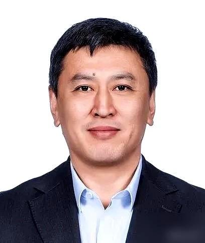 说真的，我老琢磨王世龙扶雷蒙那一下。
都夸他人好，我看到的却是一丝成年人的心酸和