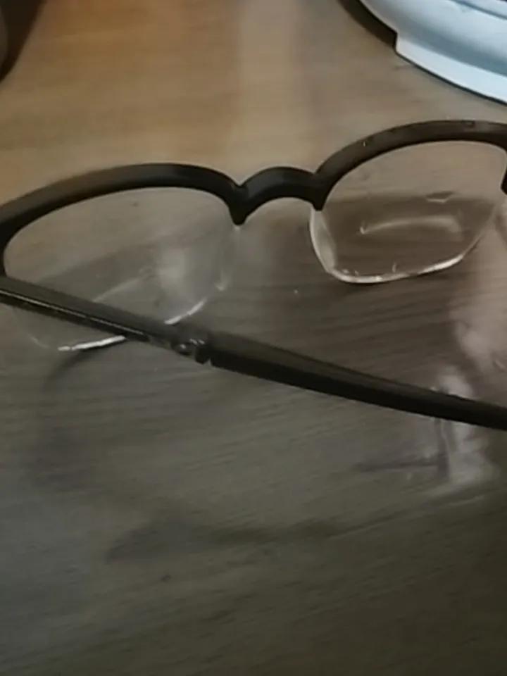 我发现了一个前所未有的、独一无二的问题，别人都不曾察觉。你瞧这面镜子。
它放在粉