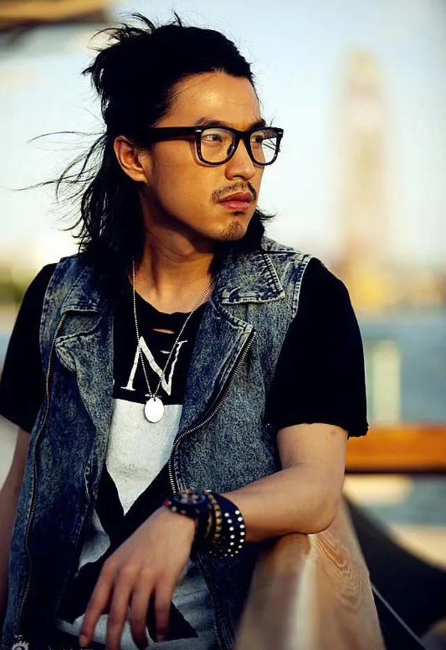 台湾知名男演员李威，曾出演《放羊的星星》等偶像剧，近日被卷入一起命案。据报道，他