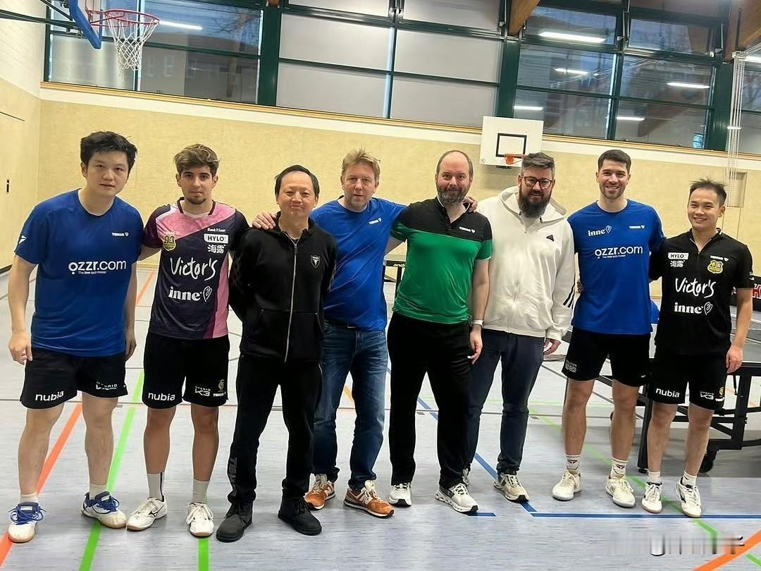 樊振东与球队的新合照来啦！
大汗淋漓的东东，应该是正在练着球就被喊来合照了。
我