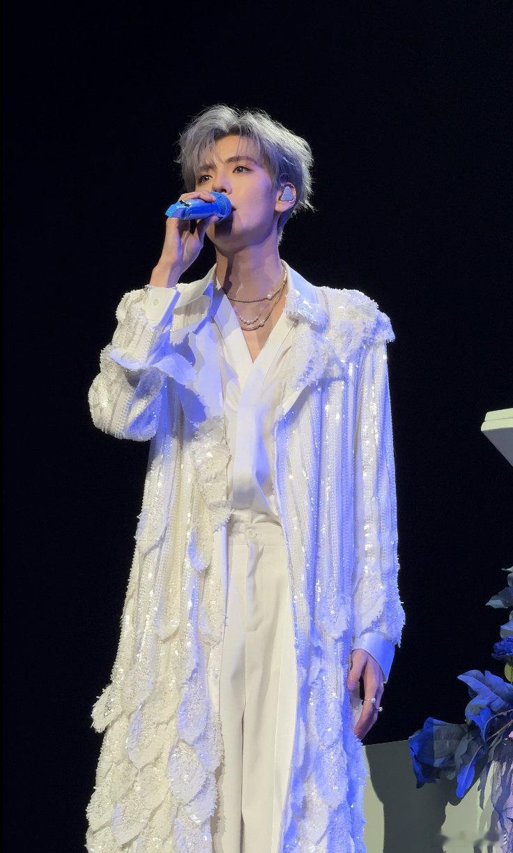 刷到毕雯珺演唱会弹唱《Always Online》的视频，直接被惊艳到失语！他穿