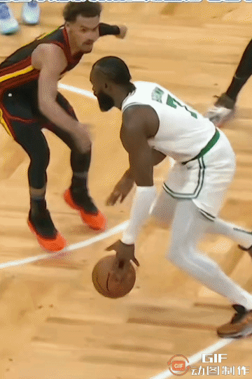 太炸裂了：杰伦布朗隔扣卡佩拉。
@NBA #NBA#