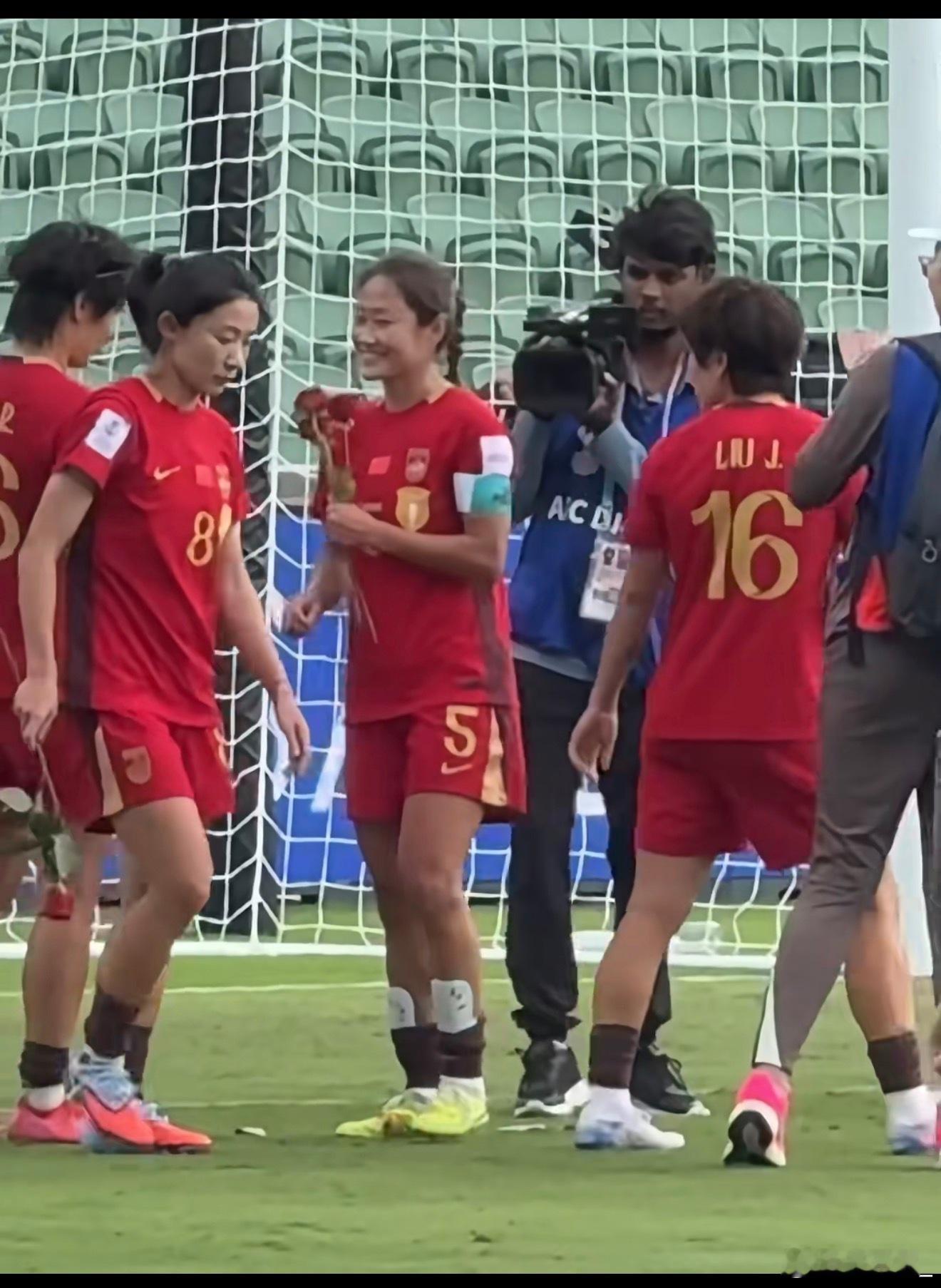 女足和台湾90分钟0-0还能得到玫瑰，男足打香港0-0是什么待遇？ 