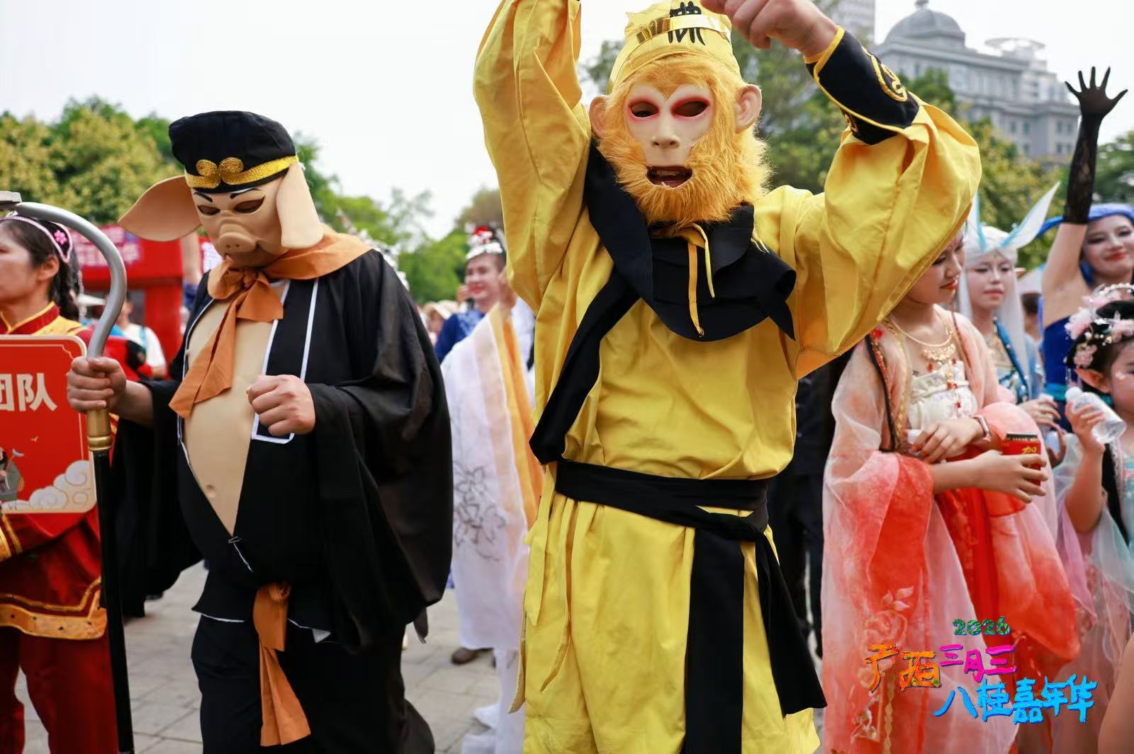 柳州龙王出游广西三月三龙王从柳江来到了南宁民歌湖非遗龙王跨城赴约，从柳江巡游至民