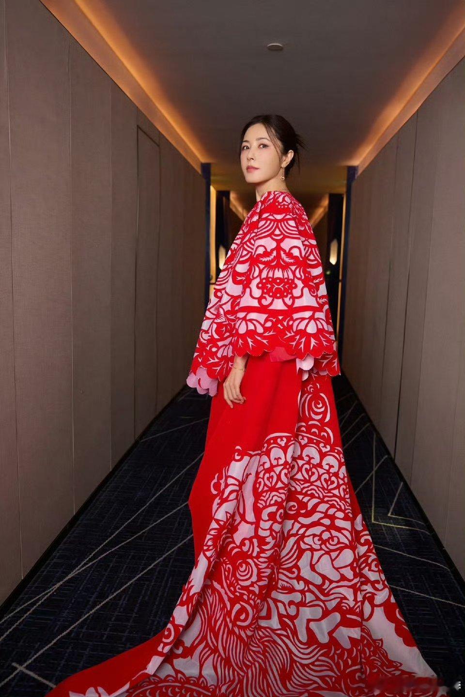 曾黎7米长非遗剪纸裙  曾黎的红毯造型太给力了！7米非遗剪纸裙，尽显东方之美，李
