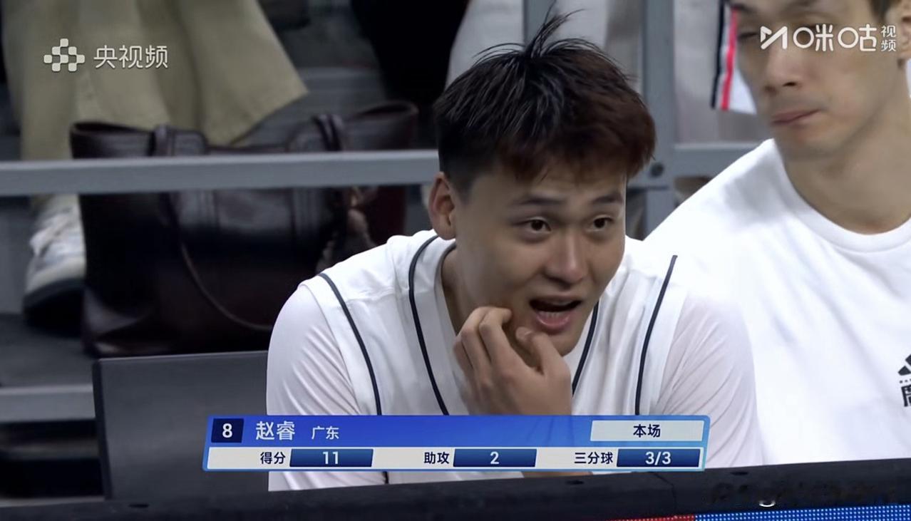 “辽粤大战”上半场结束，广东45-37领先辽宁，高诗岩压哨三分，今晚的高铁有点猛