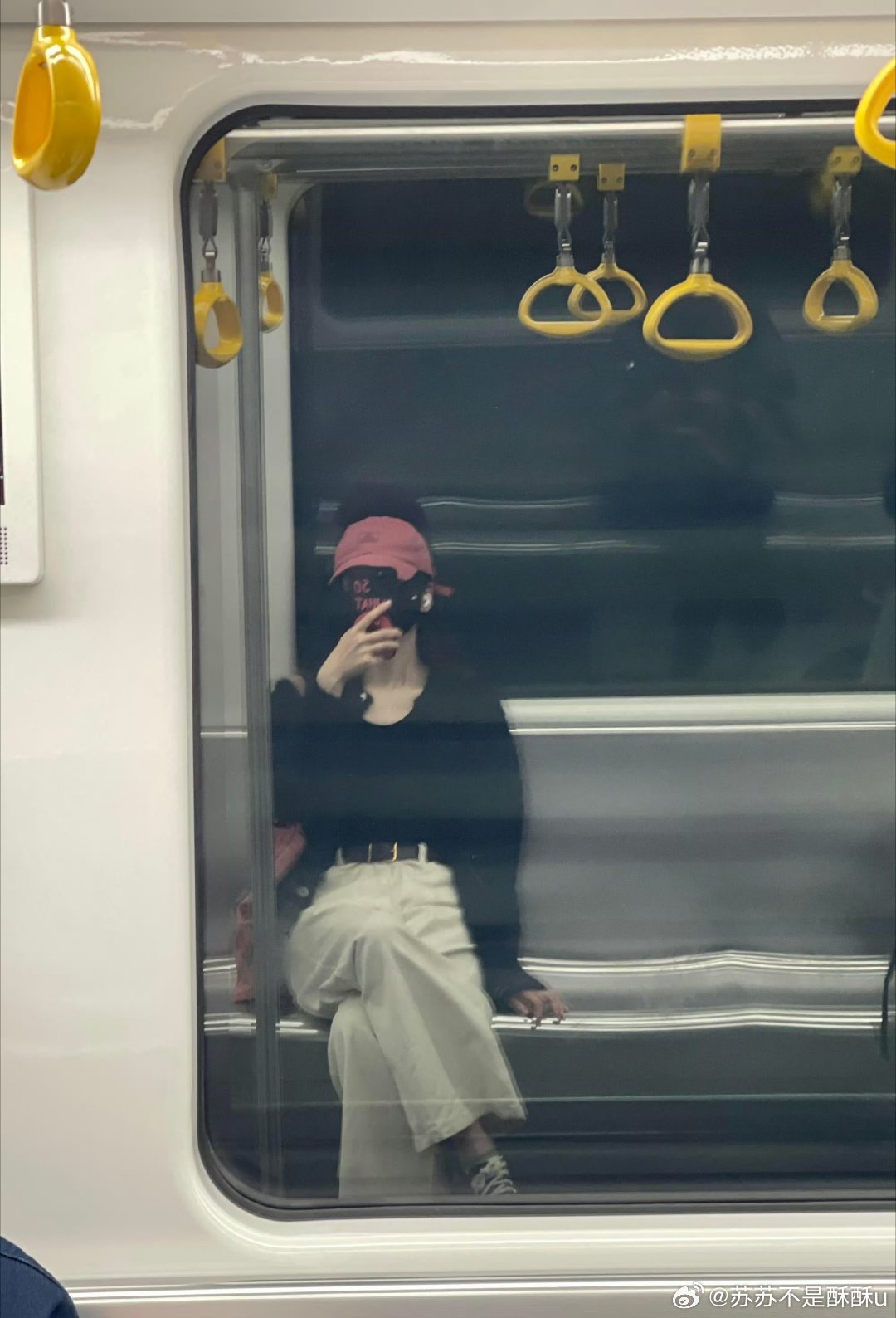 淡人地铁出行淡人标配三件套：手机、口罩、棒球帽。翻出旧地铁自拍，自从不挤3号线，