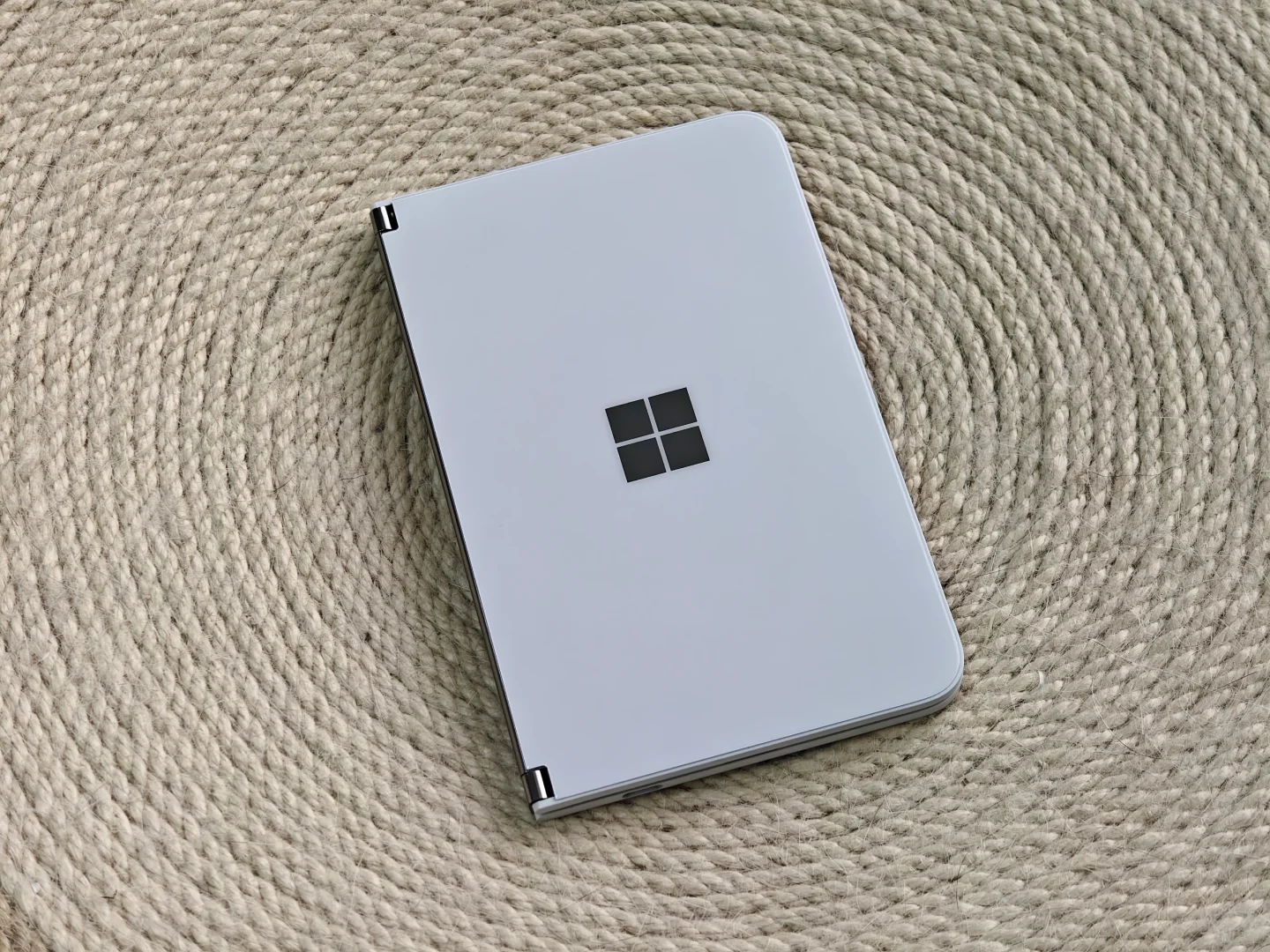 这次我买了更抽象的手机，微软的“折叠屏”Surface Duo，不知道有没有小伙...