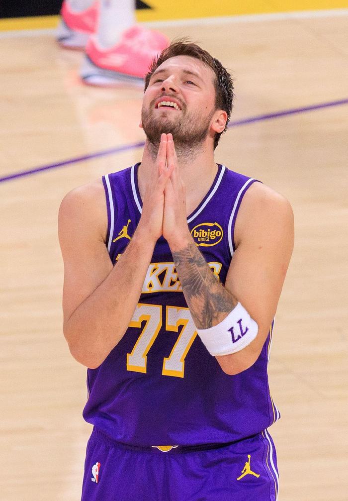 我终于知道
NBA为啥会不安排湖人打揭幕战了，
别的先不提，先说在今年的休赛期，