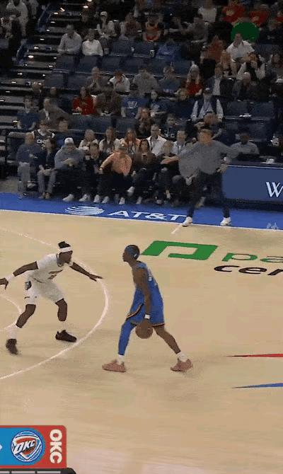 别信NBA走步规则人人平等，亚历山大转身换了三次脚，裁判却视而不见。
你看到的是