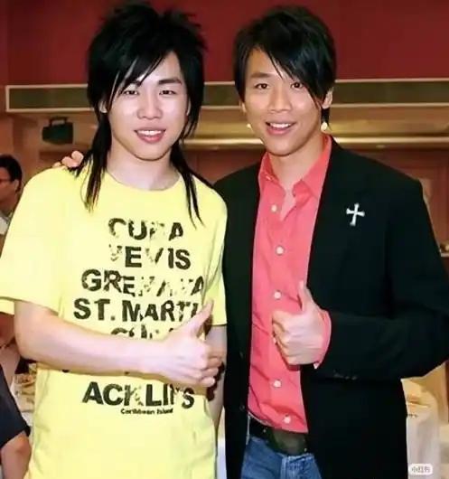 是亲哥俩吗？长得还挺像，左边是胡彦斌，右边是谁？二十年的非主流发型是不是就是这俩