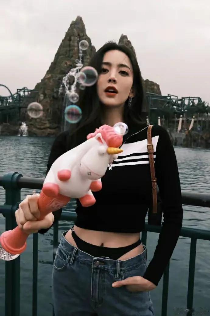 古力娜扎现身环球影城穿内裤外穿款牛仔裤惹争议