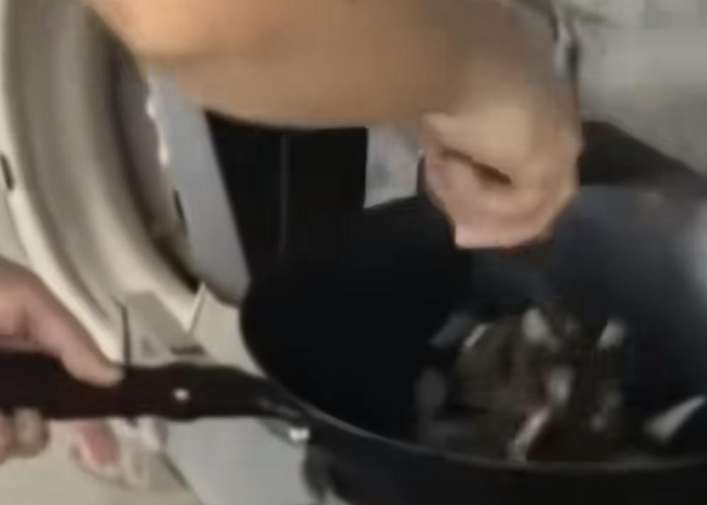 在加油站开火炒菜，而且还不听劝，真的是嫌自己命太长了！
事发5月19日广东一加油