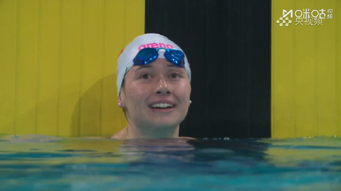 全运会游泳女子200米自由泳决赛，中国香港名将何诗蓓1分54秒85获得金牌，李冰