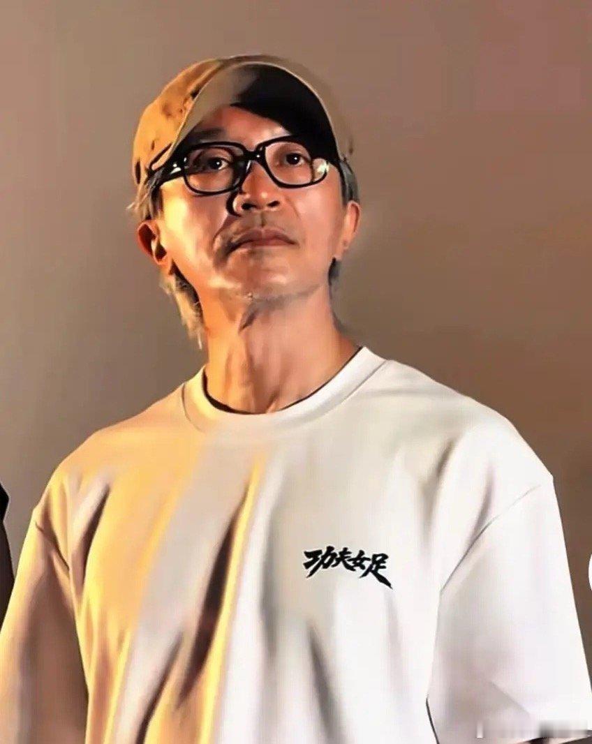 在周星驰身上发现了一个玄学而且准的吓人那就是他拍的好多部电影里面的演员好几个前后