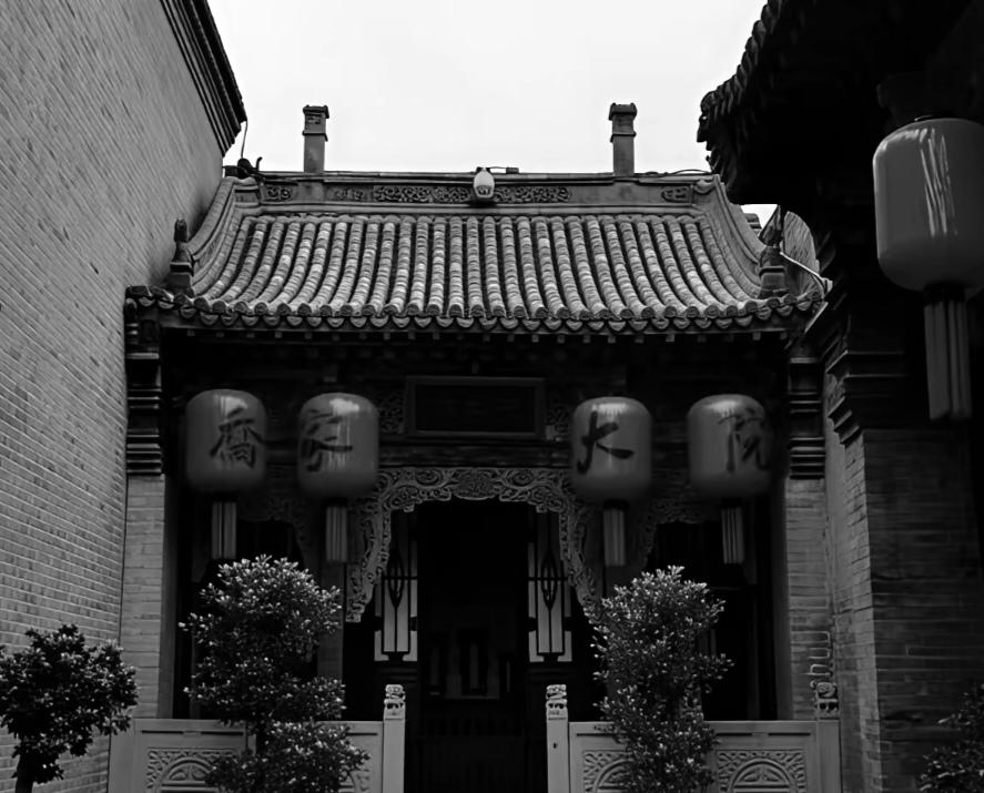 1907年，乔致庸六个儿子全废，只好让长孙乔映霞接班。

乔映霞够狠，剪辫子办新
