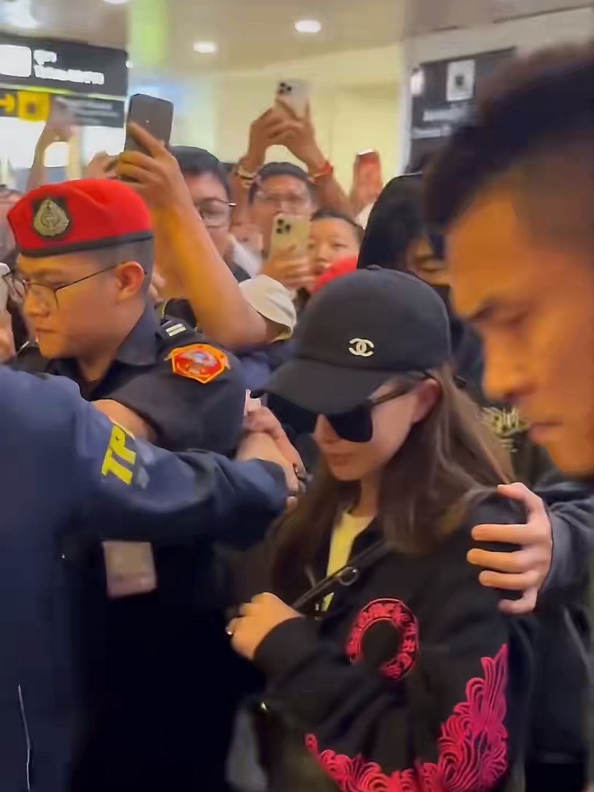周杰伦昆凌泰国机场被围 不是，周杰伦在国内出行要提前报备，到了泰国直接被人潮包围