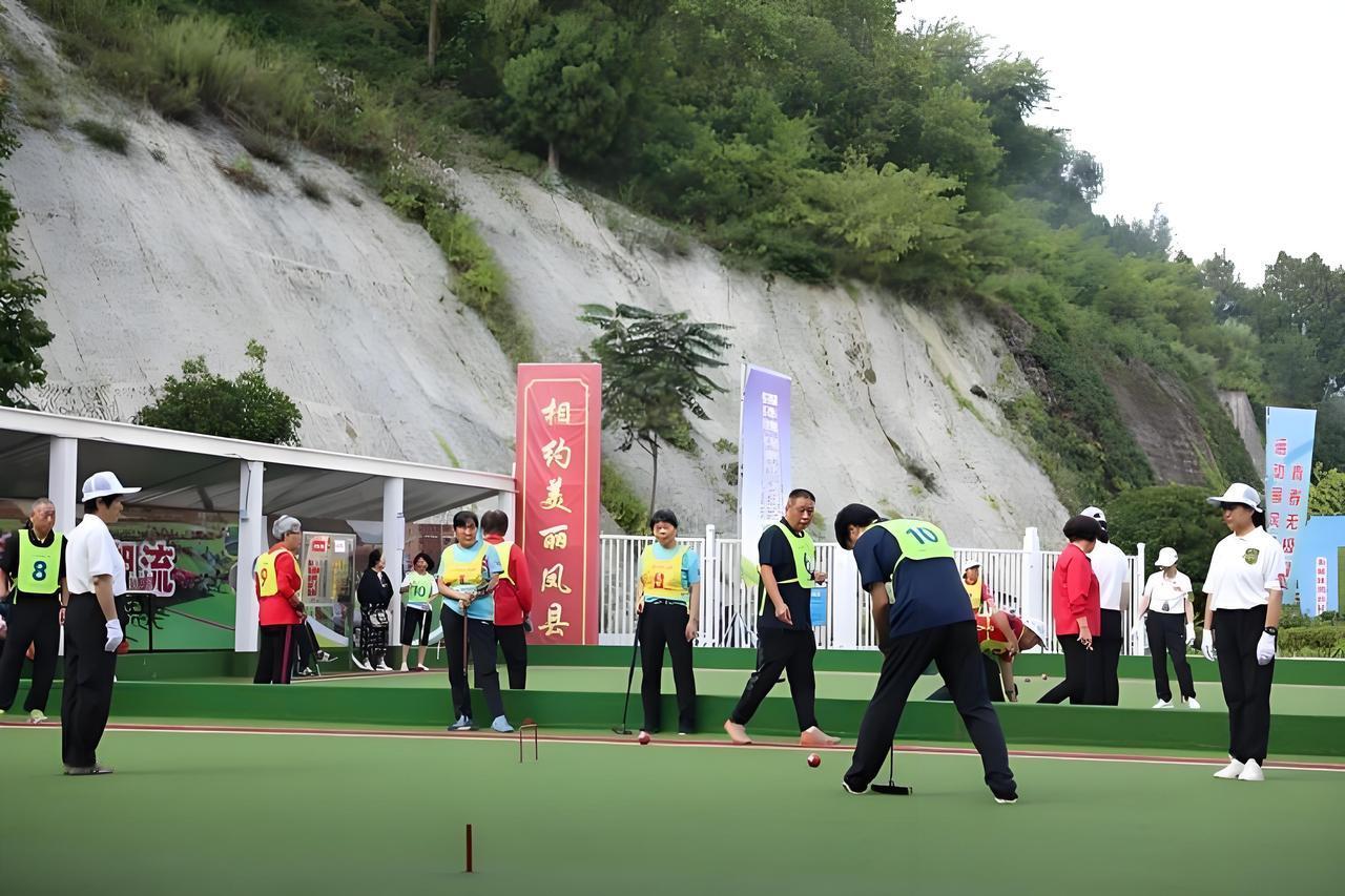 陕西人口老龄化很明显，60岁以上老年人口已占常住人口的23%，就是说，将近四个人