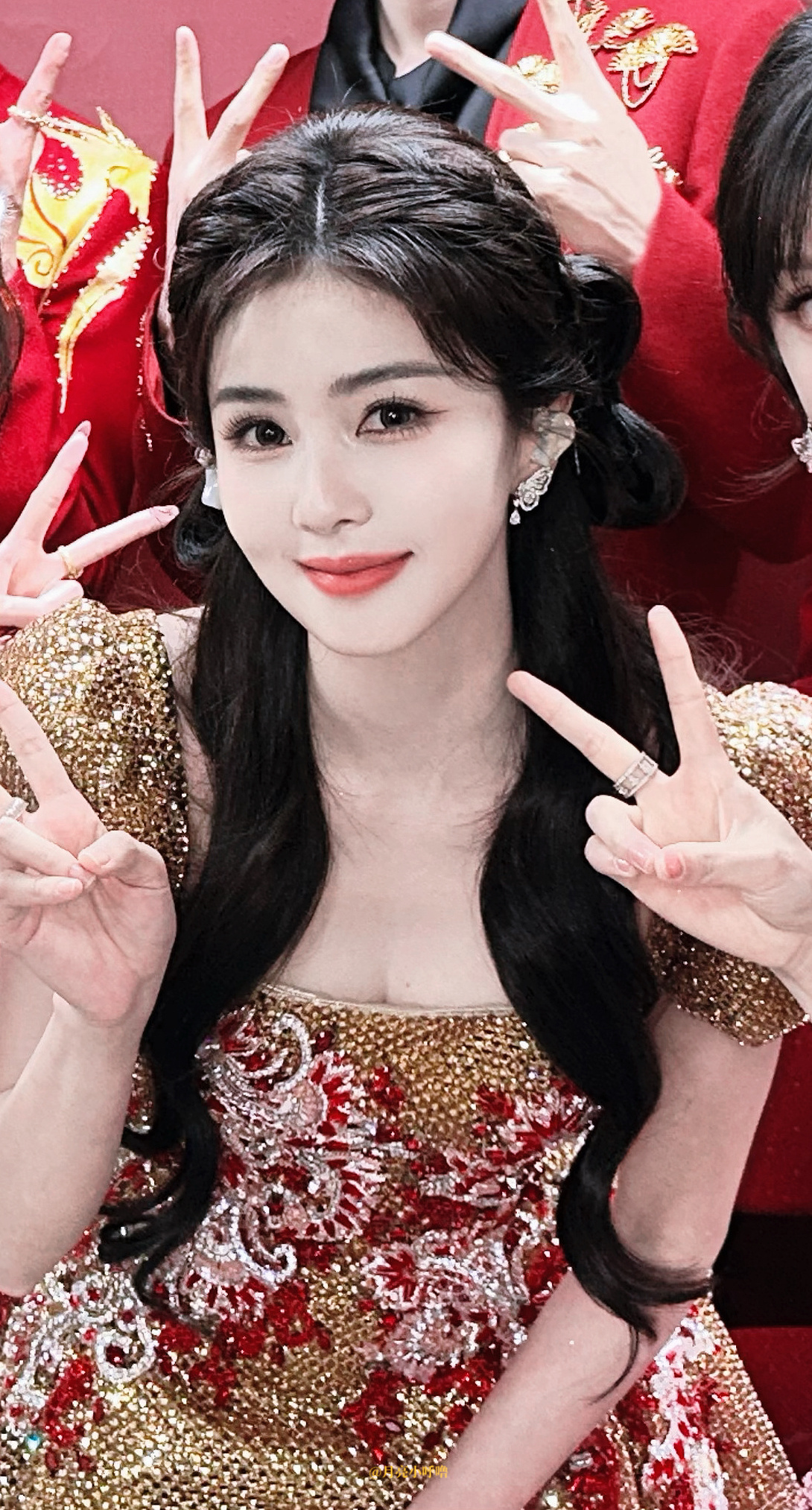 捡到一些昨天春晚大家合照里的萌萌鹿儿  白鹿就这样美 依旧是自拍常见的剪刀手✌?