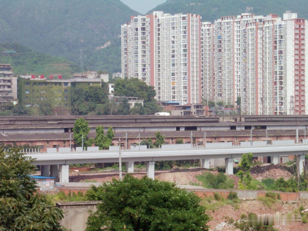 2012年夏季，还在施工中的重庆轨道交通1号线沙坪坝到大学城段，图中是双碑站与中