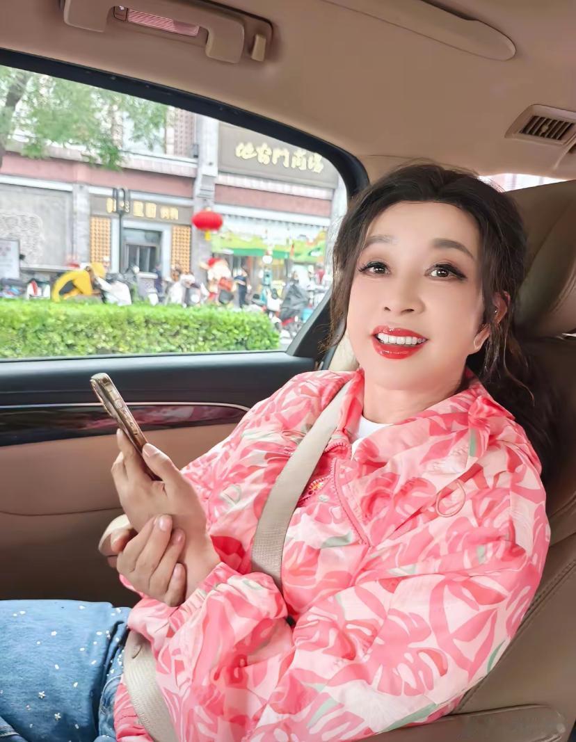 刘晓庆又美出了新花样了好久没看到刘晓庆的日常随拍，这次车内随手两张照片，直接美出