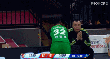 辽宁本钢外援克里斯真是一个犯规大王！在今天辽宁本钢主场迎战四川锦城的比赛中，当时