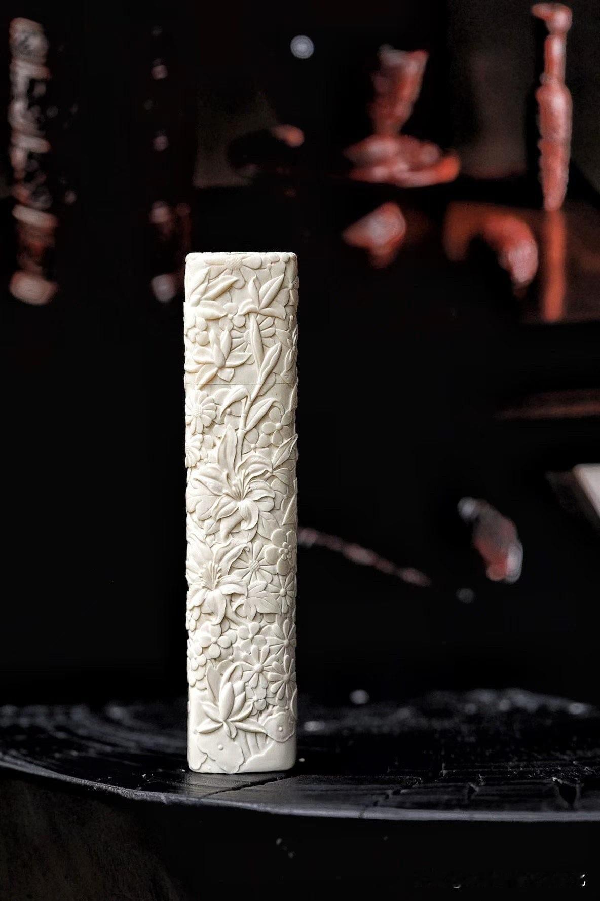 有些器物，拿在手里，才知道什么叫“细”。

这支猛犸存香筒，通体满雕百花。花瓣层
