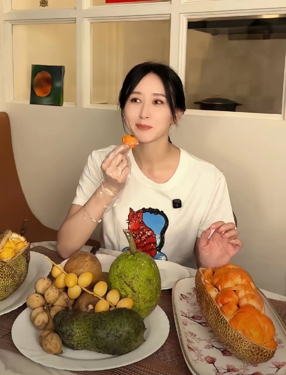 胡静这一桌子马来西亚水果，我都没见过。