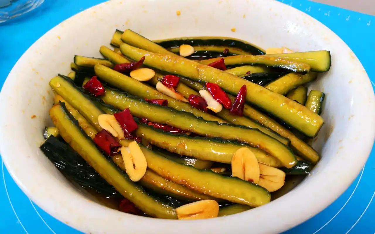 邻居王大叔查出肾病 3 年，总说 “吃点咸的才有劲”，顿顿离不开腌萝卜，上个月突