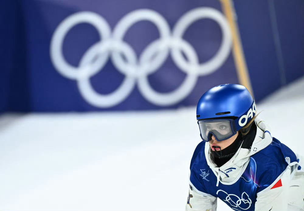 谷爱凌吐槽国际雪联安排不公平在晋级冬奥会自由式滑雪女子大跳台决赛后，身兼三项的谷