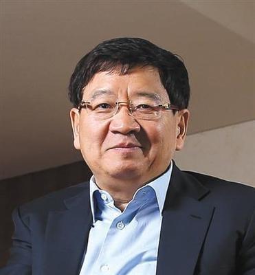 2006年，徐小平套现40亿后离开新东方，后来，他在“央视一姐”张泉灵的游说下，