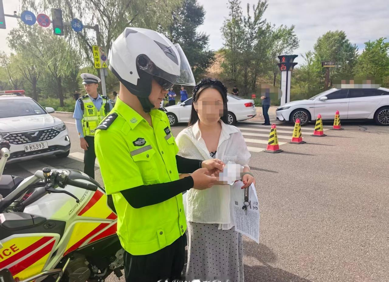 【双胞胎中考乌龙！交警铁骑火速跑腿解燃眉之急】
6月25日8时，正值鄂尔多斯市中
