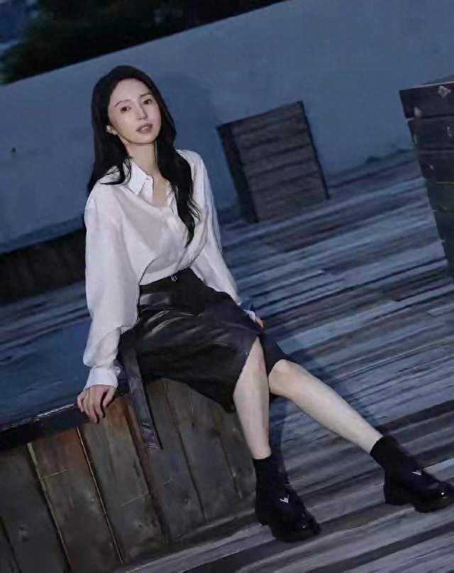 董璇白衬衫配黑皮裙，46岁这状态，真给中年女人长脸
