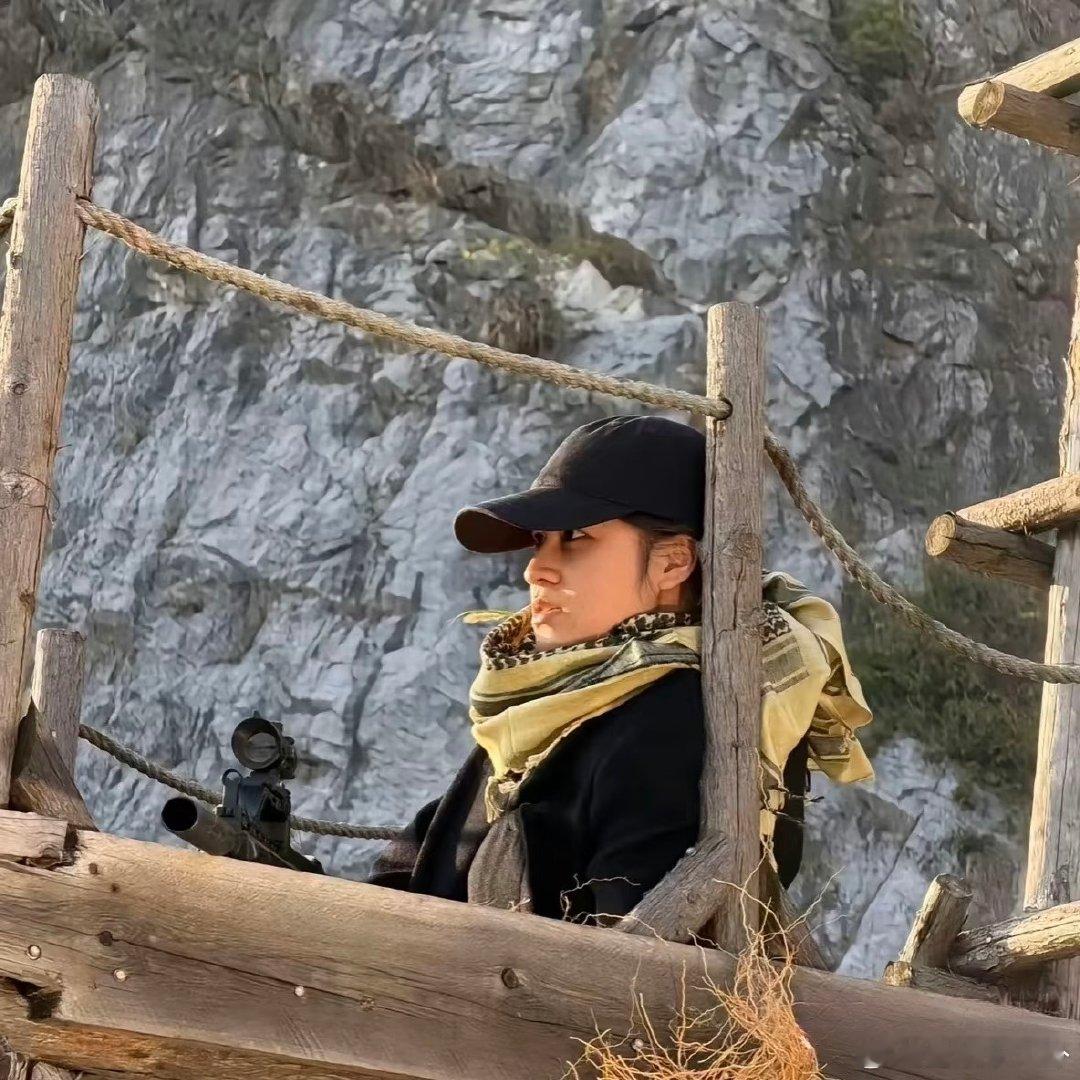 方头明撞脸林徽因方头明这张脸真的自带古韵！和林徽因一样的细长眼、高鼻梁，清秀又有