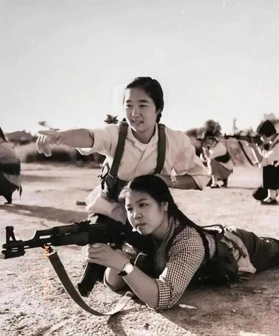 全民皆兵的年代，七亿人民七亿兵。
年轻的女民兵正在进行射击训练，争取百发百中取得