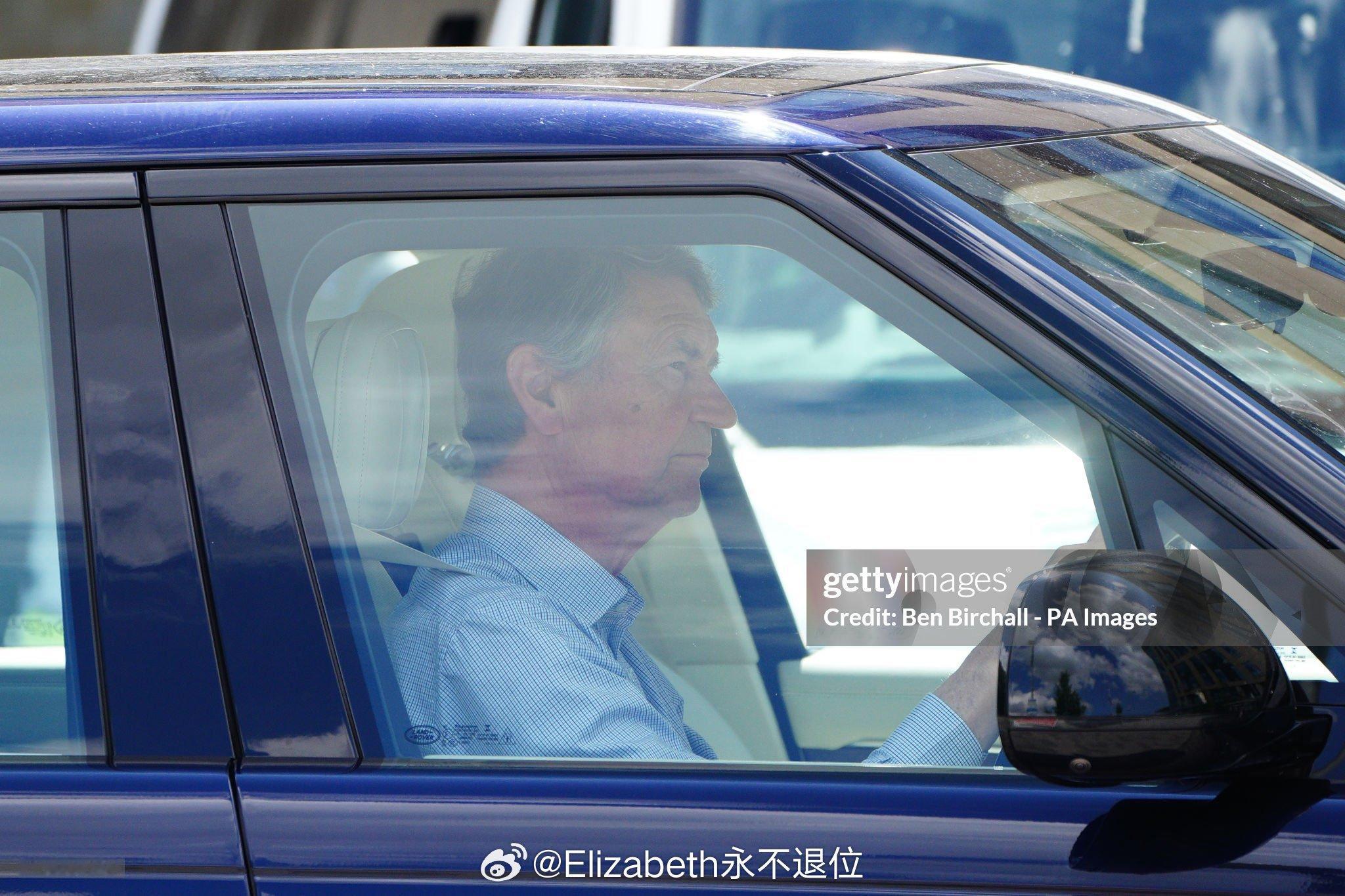 #新闻#6月25日，蒂姆·劳伦斯爵士开车抵达医院探望妻子安妮长公主。 ​​​