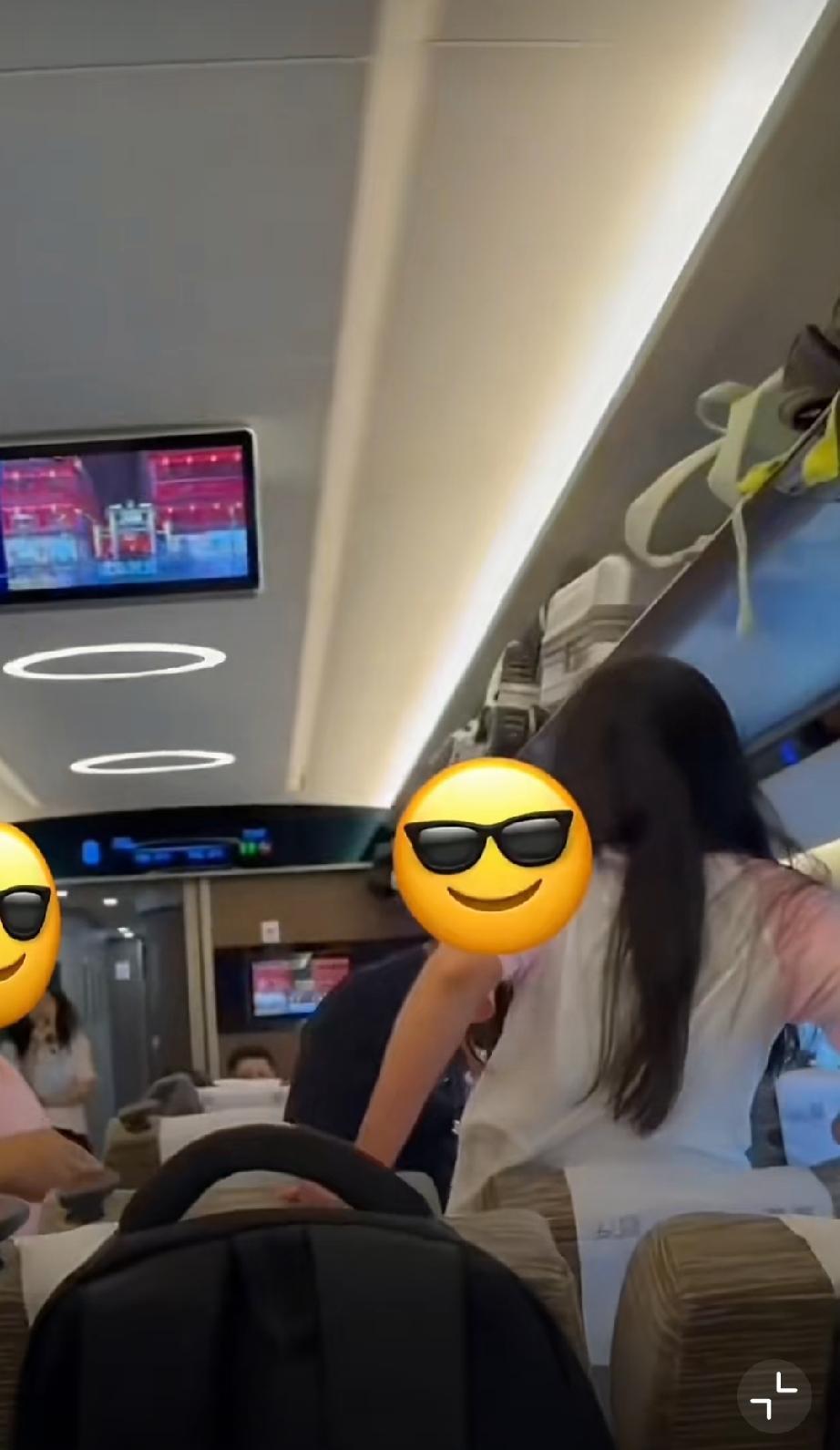 高铁静音车厢的一幕：大人不容易，吵了三个小时了，女儿直接扇妈妈耳光。这种孩子该咋