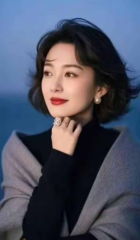 山坡羊·内心丰富者
心藏丰蕴，
平凡堪润，
淡生能焕生机韵。
菜篮囤，野花亲。